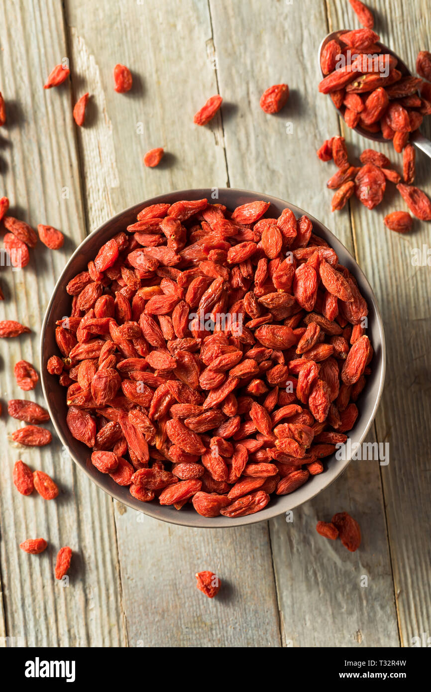 Matières organiques de Goji rouge dans un bol Banque D'Images