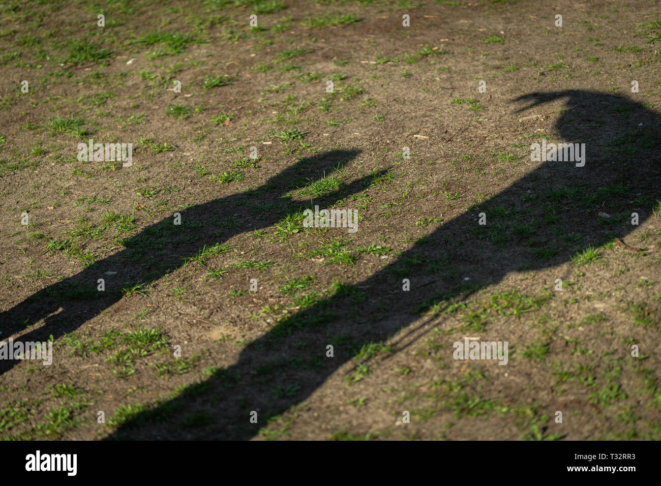 Schatten eines Kindes und eines Elternteils. Banque D'Images