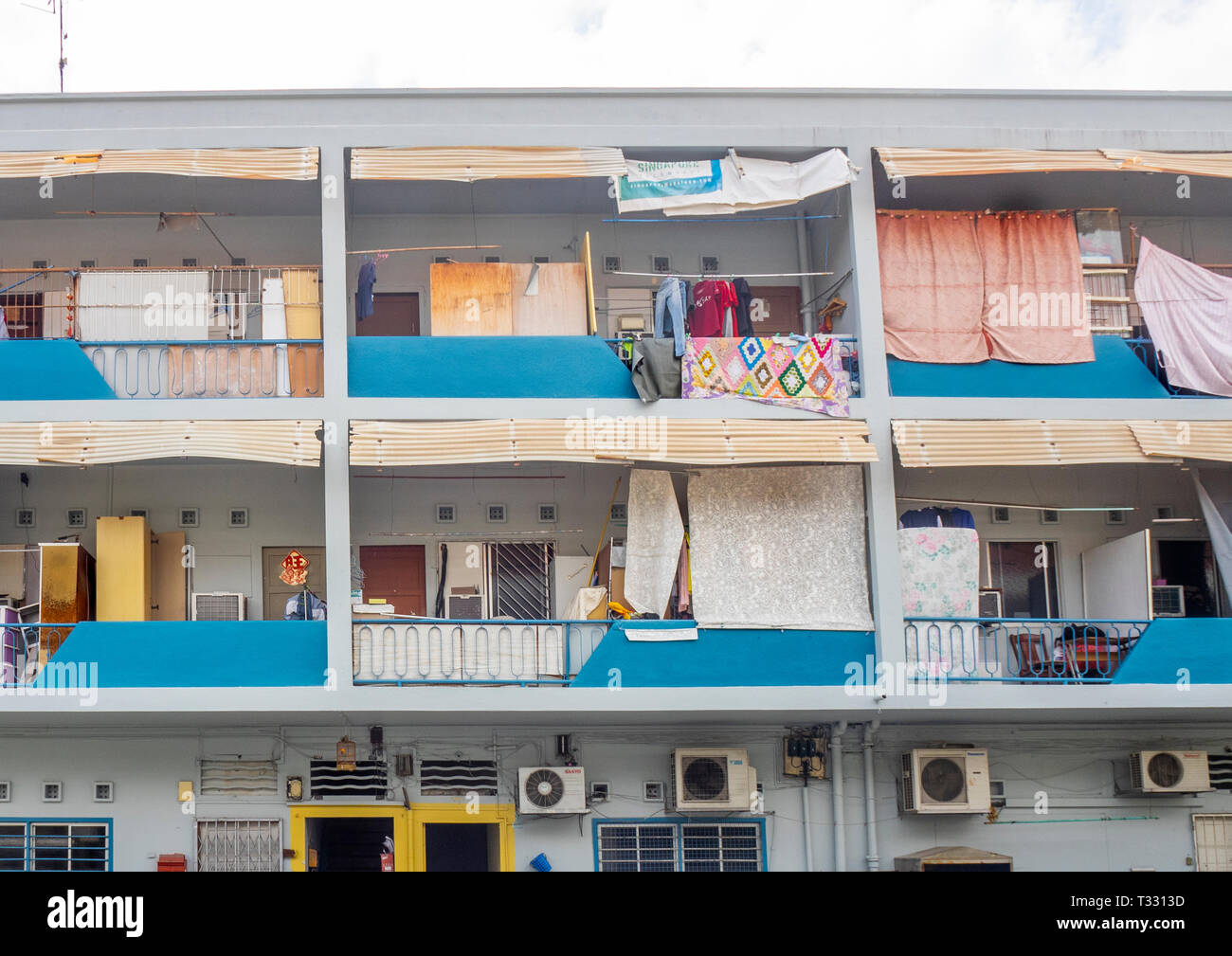 Un balcon avec de la lave dans des tours d'appartements à Joo Chiat Singapore. Banque D'Images