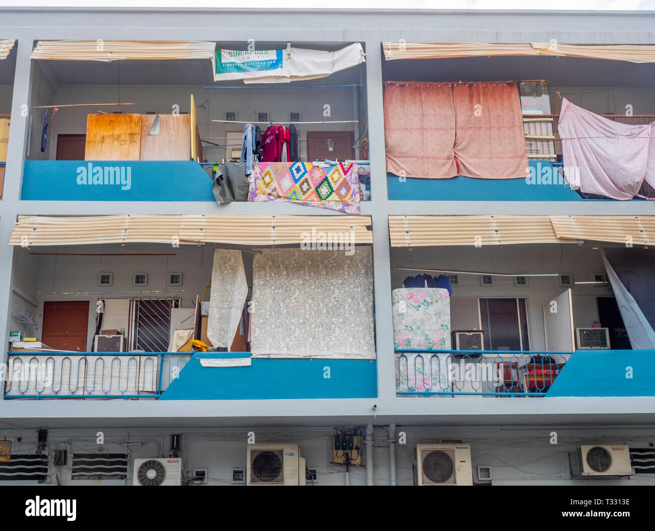 Un balcon avec de la lave dans des tours d'appartements à Joo Chiat Singapore. Banque D'Images