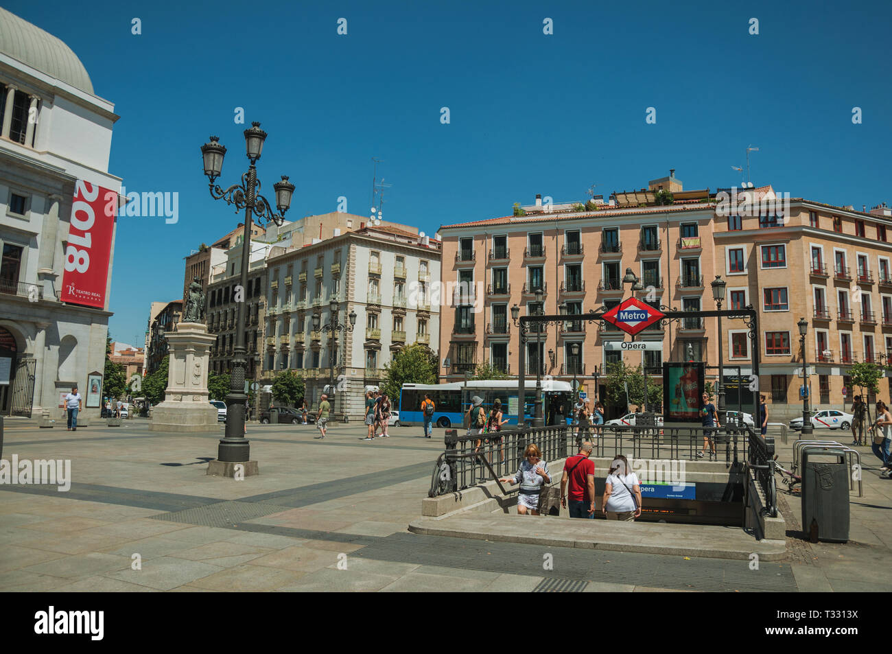 Entrée de la station de métro Opéra sur place avec les gens et de vieux bâtiments à Madrid. Capitale de l'Espagne avec dynamisme et vie culturelle intense. Banque D'Images