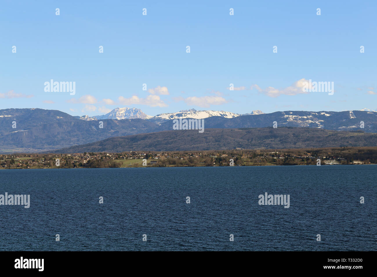 Un paysage extraordinaire de Nyon en Suisse. Vous pouvez voir les Alpes et quelques nuages au-dessus de ces montagnes. Le ciel est bleu vif et il y a des nuages. Banque D'Images