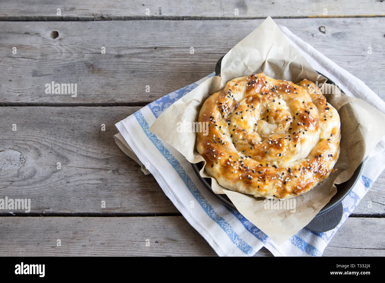 Vertuta traditionnelle roumaine, moldave, ou cuisson des Balkans. Pâtisserie Tarte filo en spirale. Banque D'Images