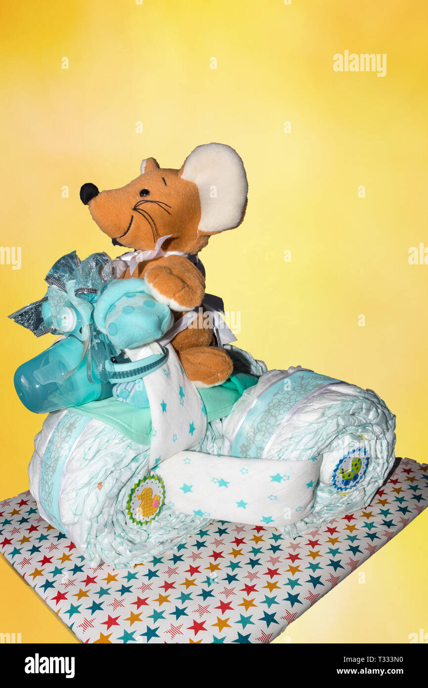 Un Gateau De Couche Culotte Tricycle Gateau De Couche Culotte Avec Les Rubans Bleus Cadeau Pour La Naissance D Un Enfant Photo Stock Alamy