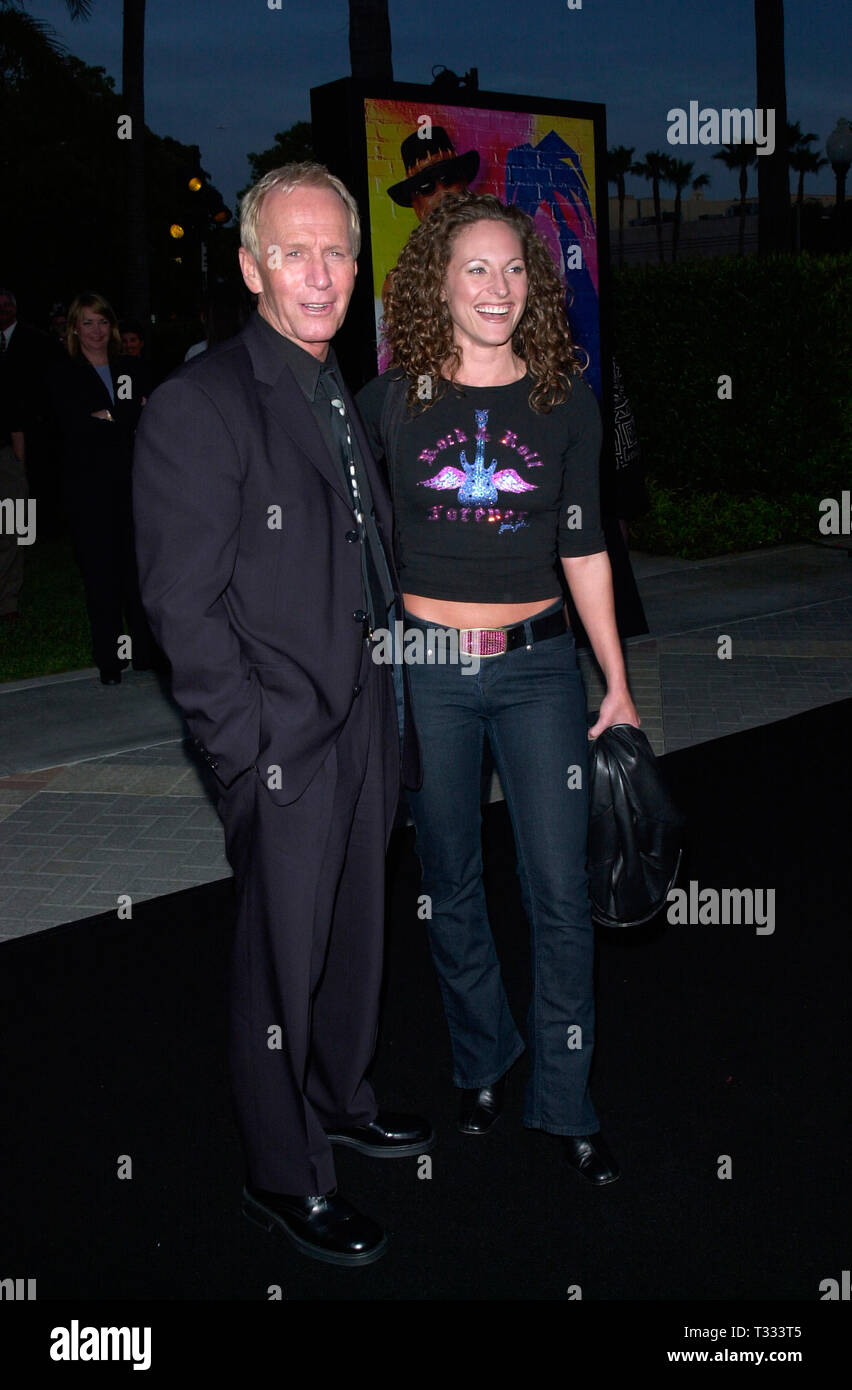 LOS ANGELES, CA. 18 avril 2001 : l'Acteur PAUL HOGAN avec un survivant II star JERRI MANTHEY au US premiere, à Hollywood, de son nouveau film Crocodile Dundee à Los Angeles. © Paul Smith/Featureflash Banque D'Images