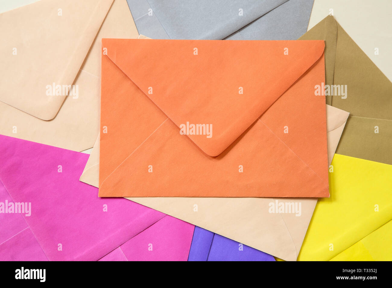La pile d'enveloppes colorées Banque D'Images