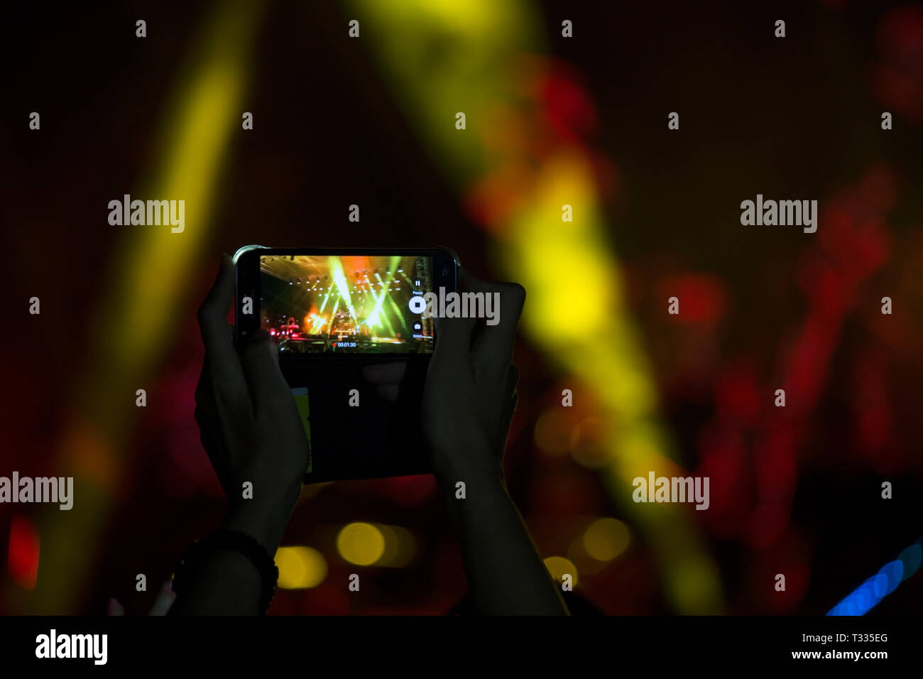 Les téléphones mobiles dans les mains à un concert de rock Banque D'Images