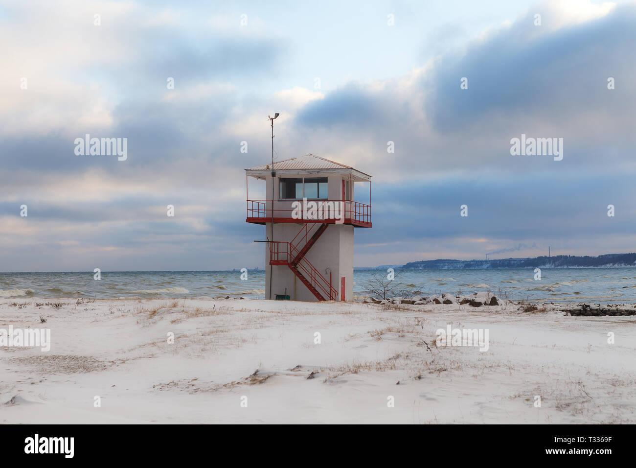 Tour de service sur la côte de la mer Baltique. Banque D'Images