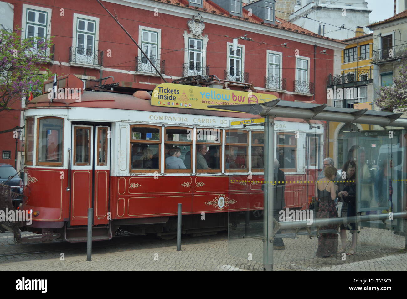 Merveilleux vieil tramway rouge encerclant dans les rues de Lisbonne. La nature, l'architecture, l'histoire, la photographie de rue. Le 11 avril 2014. Lisbonne, Portugal. Banque D'Images