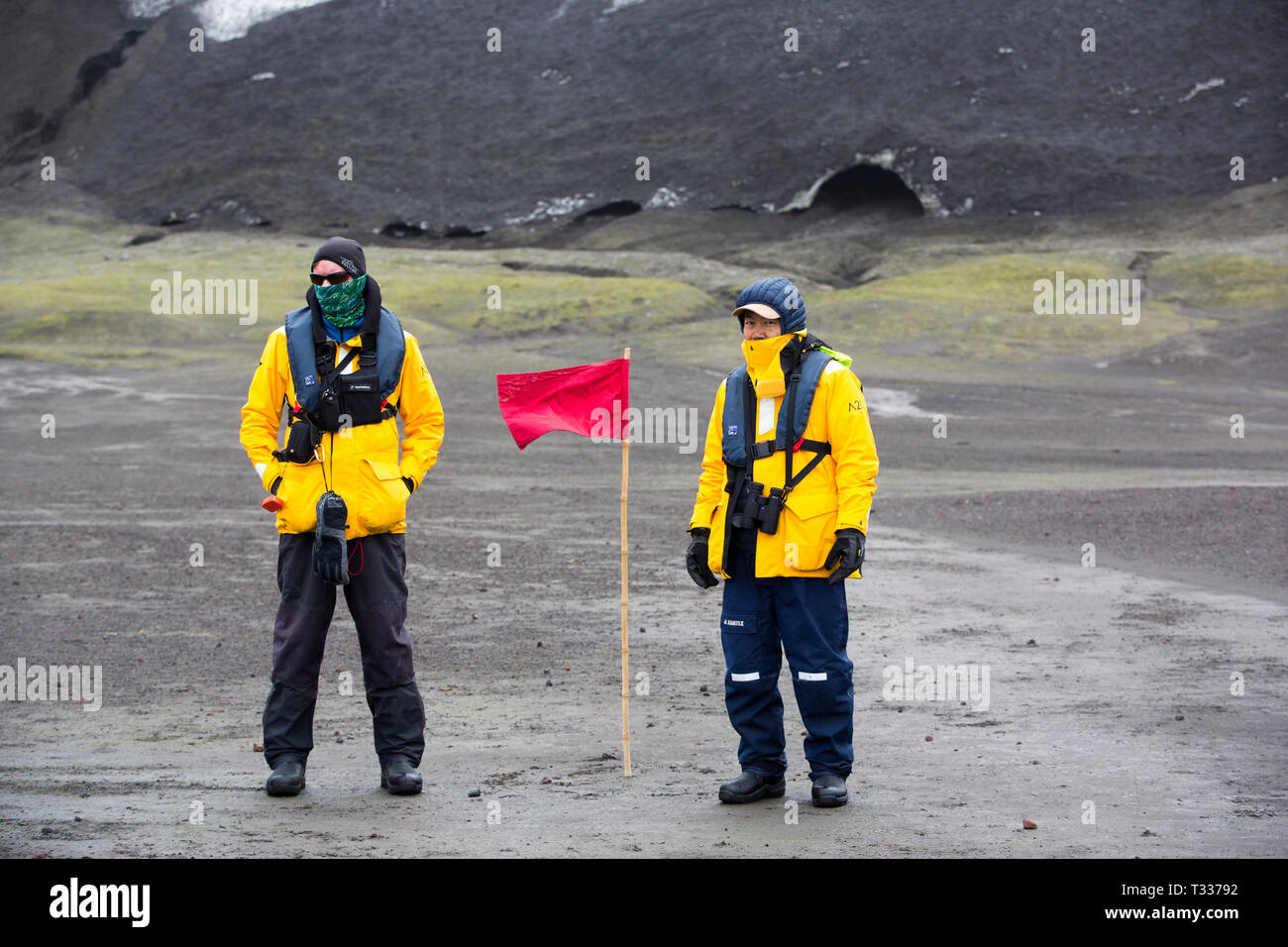 L'île Déception volcanique dans l'Antarctique avec un glacier recouvert de cendres volcaniques et les guides d'un navire de croisière. Banque D'Images