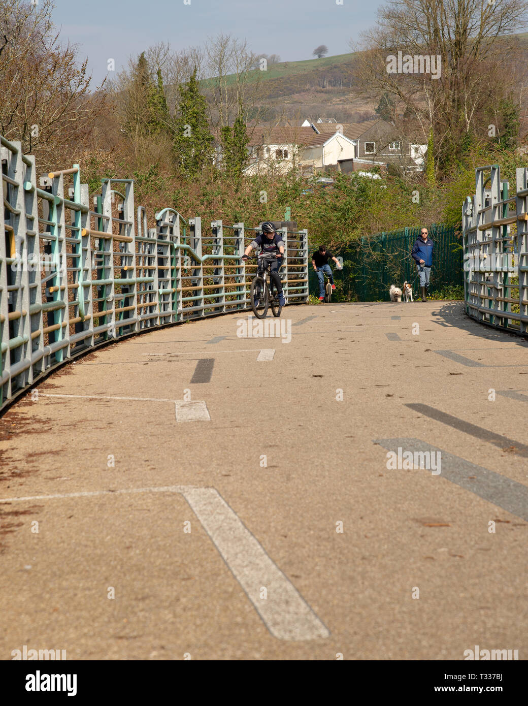 Les gens de sortir pour une promenade de printemps Banque D'Images