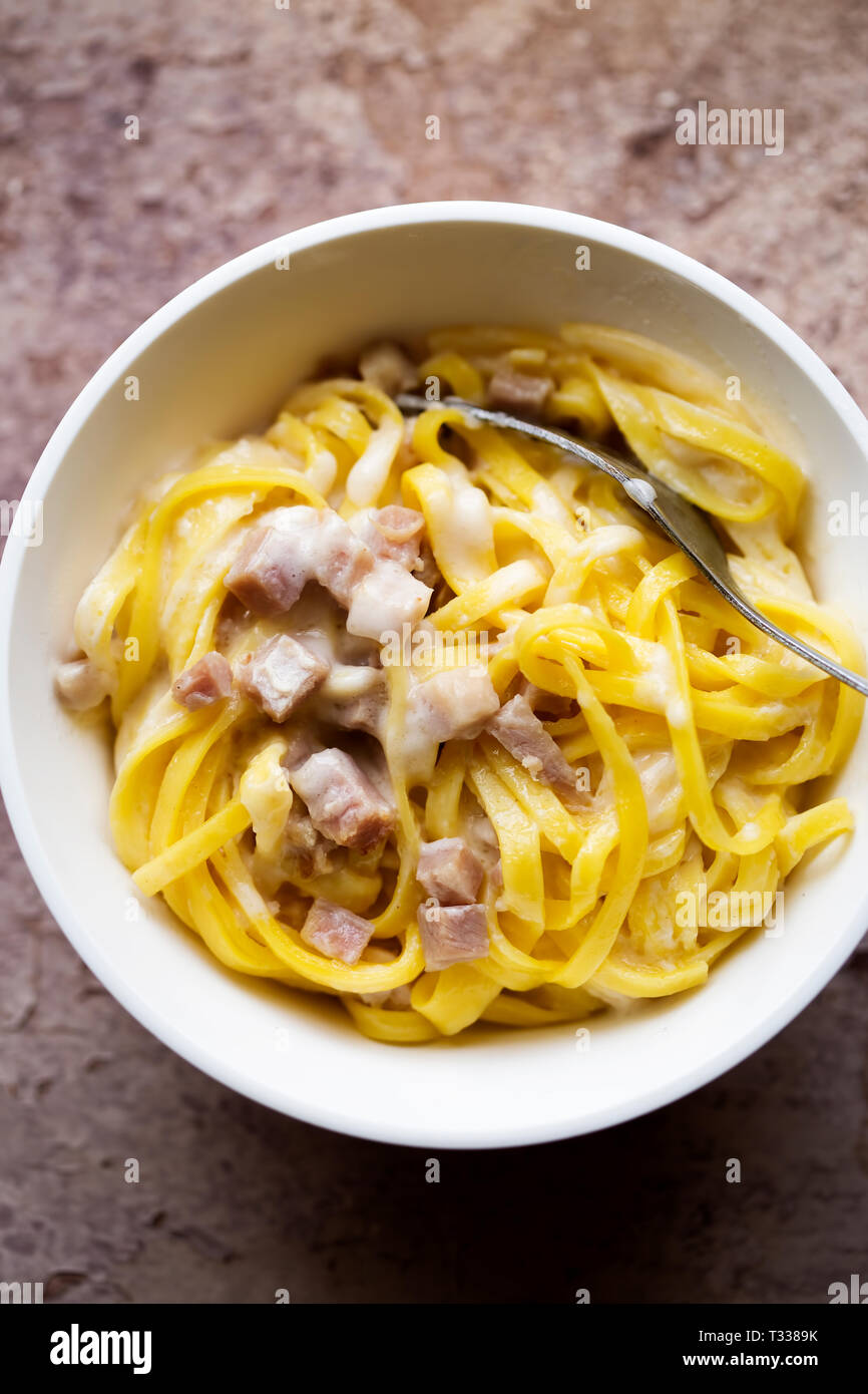 Les pâtes à la carbonara avec bacon Banque D'Images