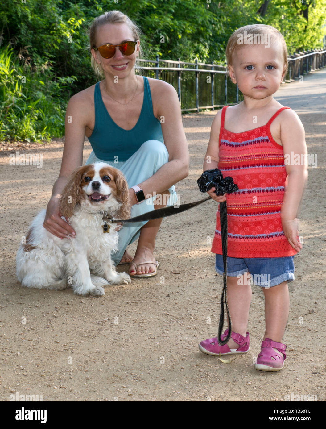 Mere Fille Et Bebe Cavalier King Charles Spaniel Sentier De Butler Dans Le Parc Zilker A Austin Texas Etats Unis Photo Stock Alamy