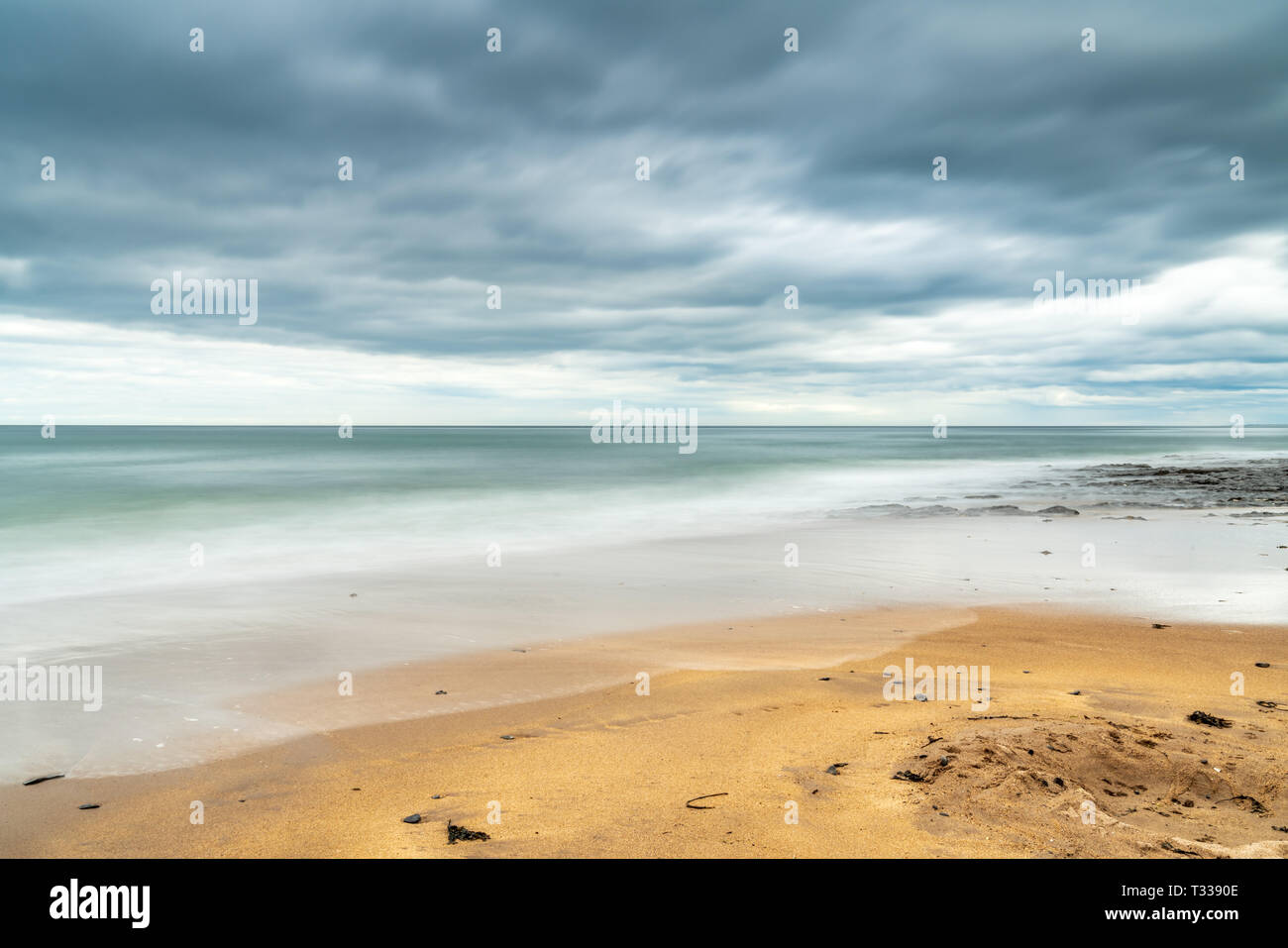 Ciel dramatique sur une plage, au vu Cocklawburn Beach près de Berwick-upon-Tweed dans le Northumberland, England, UK Banque D'Images