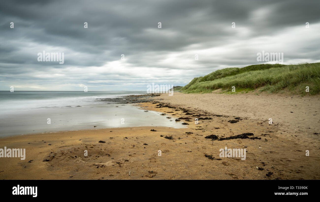 Ciel dramatique sur une plage, au vu Cocklawburn Beach près de Berwick-upon-Tweed dans le Northumberland, England, UK Banque D'Images