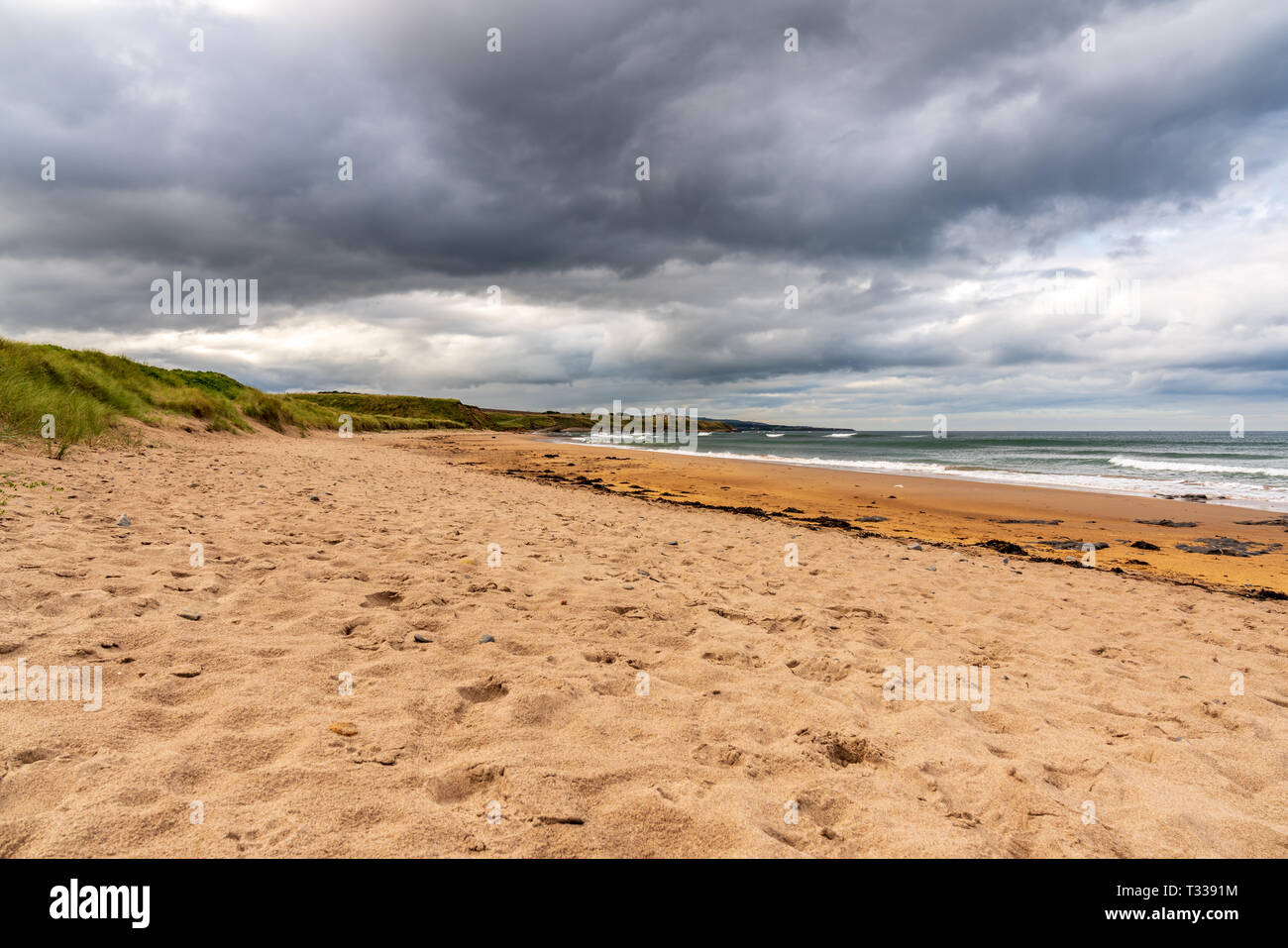 Ciel dramatique à Cocklawburn Beach près de Berwick-upon-Tweed dans le Northumberland, England, UK Banque D'Images