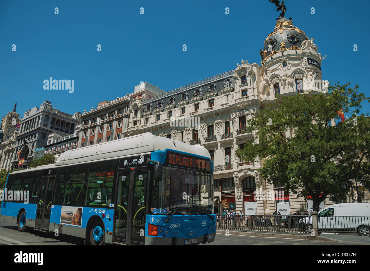 Les vieux bâtiments sur l'animée rue Alcala avec les gens et d'autobus, dans une journée ensoleillée à Madrid. Capitale de l'Espagne avec dynamisme et vie culturelle intense. Banque D'Images