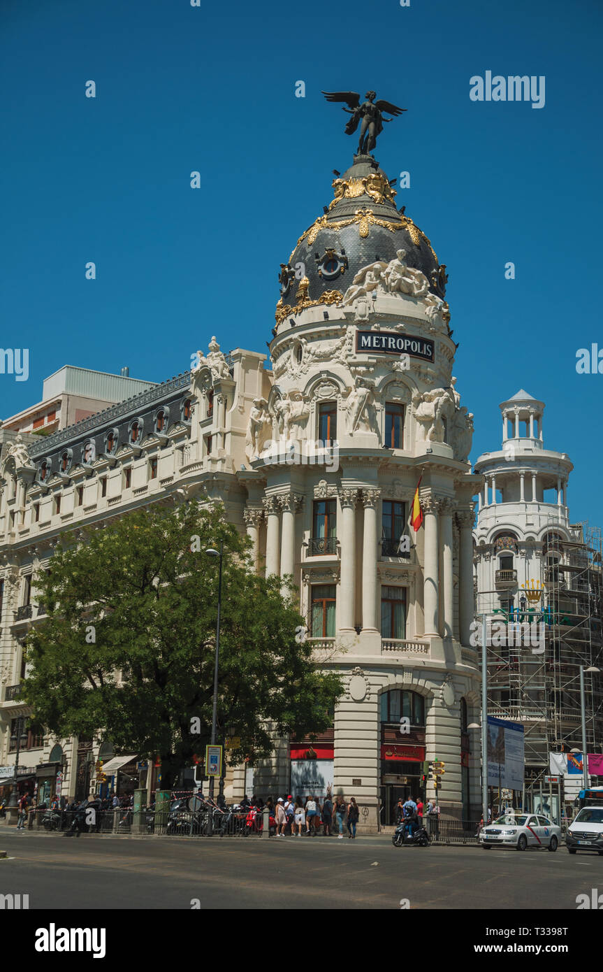 Les vieux bâtiments sur l'animée rue Alcala avec les gens et les voitures, dans une journée ensoleillée à Madrid. Capitale de l'Espagne avec dynamisme et vie culturelle intense. Banque D'Images