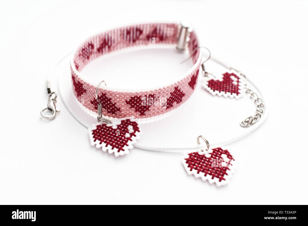 Point de Croix fait main Set de bijoux coeur rouge brodé sur toile en  plastique blanc Photo Stock - Alamy
