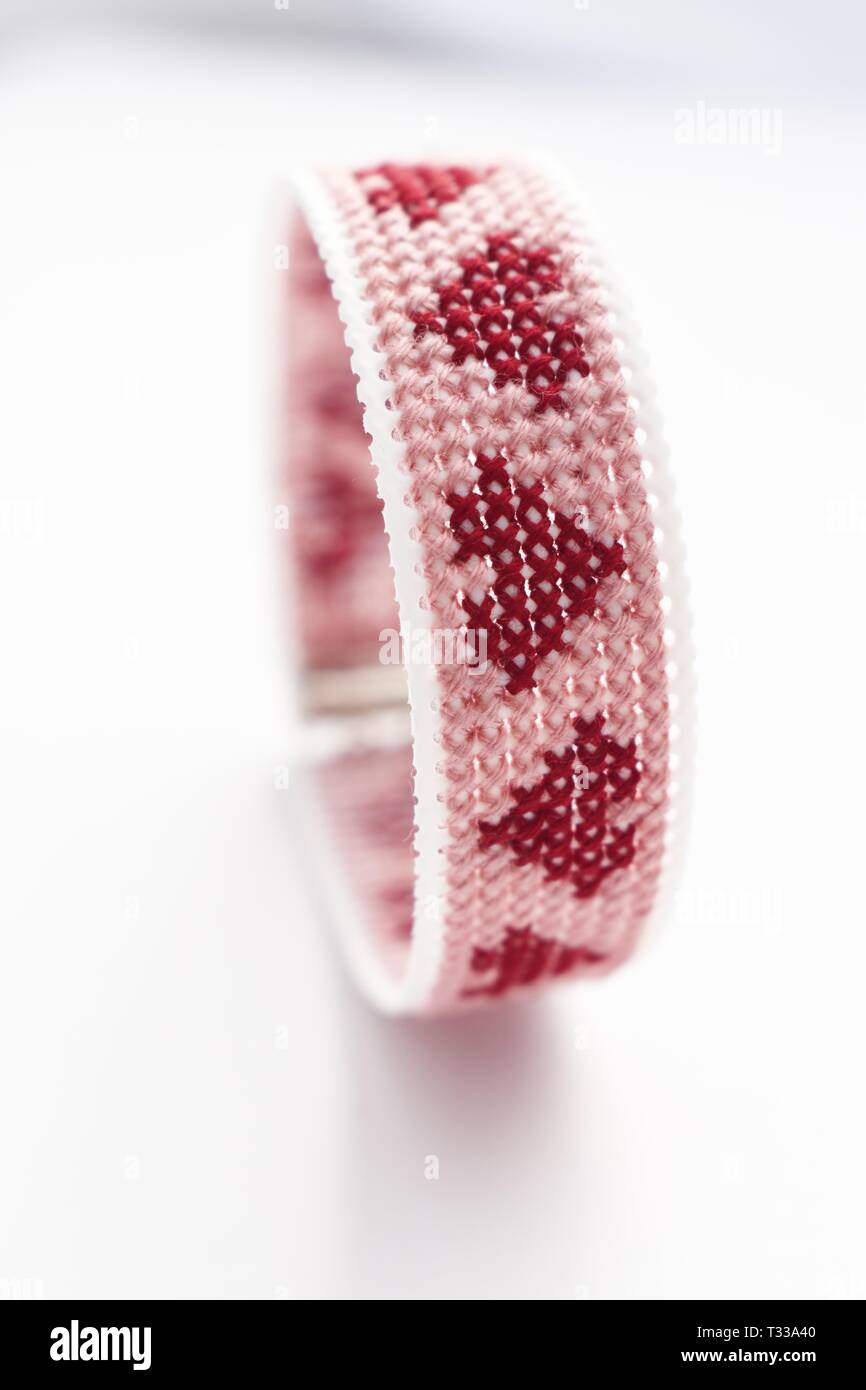 Point de Croix fait main Bracelet coeur rouge brodé sur toile en plastique  blanc Photo Stock - Alamy
