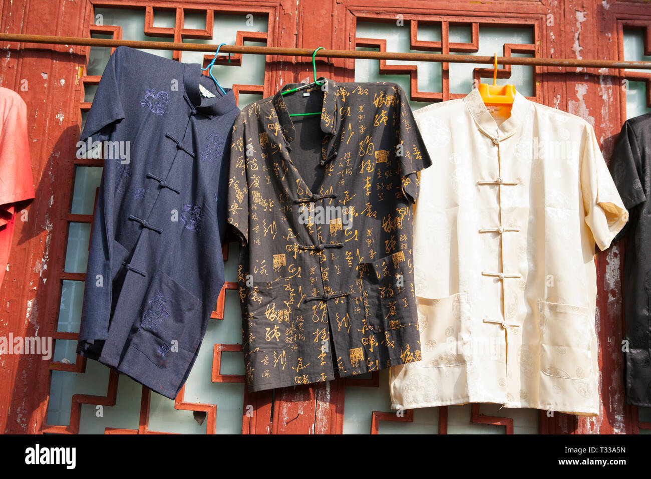 Chinois traditionnel shirts à vendre au marché chinois près de la Pagode Shibaozhai, Chine Banque D'Images