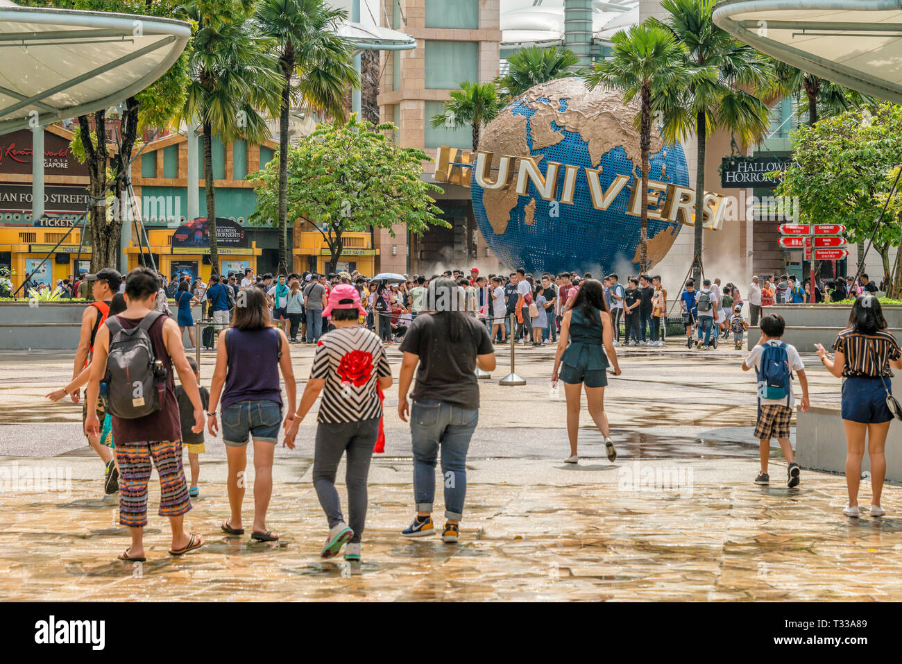 Foule devant Universal Studios Singapore à Resorts World Sentosa sur l'île de Sentosa, Singapour Banque D'Images