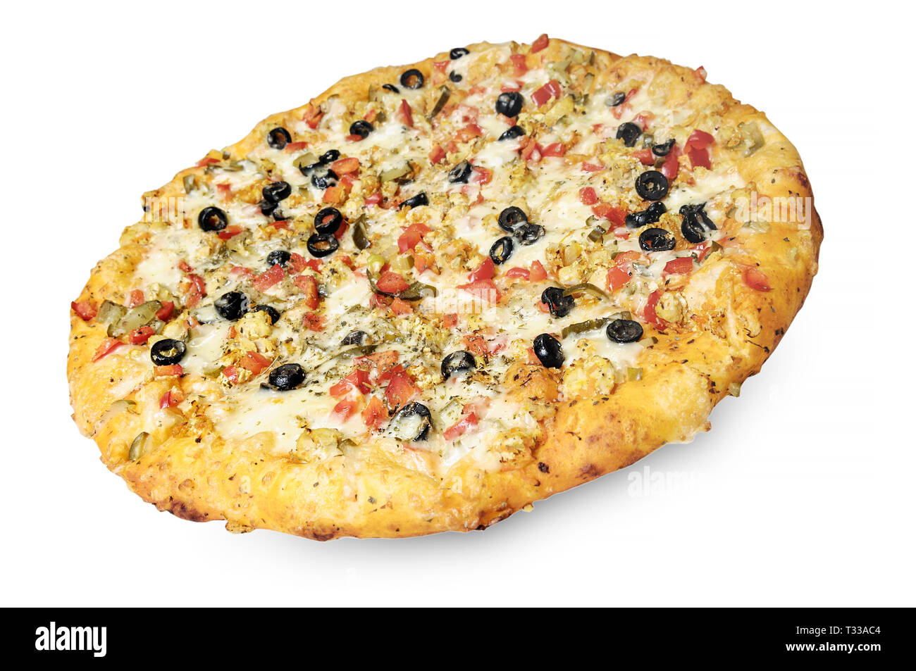 Pizza cuite Jast avec olives, tomates, poivrons, mozzarella et champignons. Chemin de détourage inclus. Banque D'Images