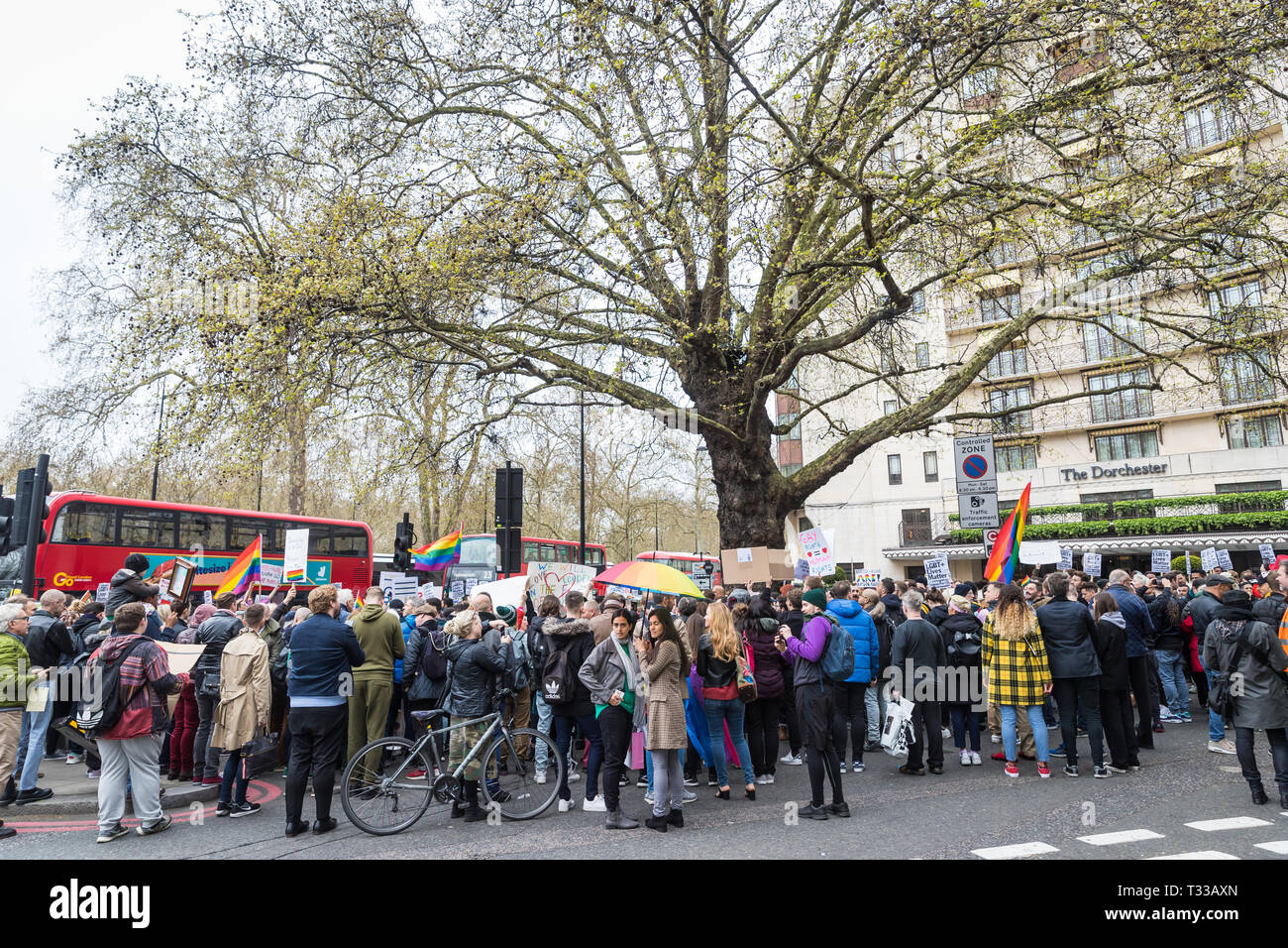 Manifestation devant l'hôtel Dorchester à Londres contre les nouvelles lois anti-gay Brunei - 6 Apr 2019 Banque D'Images