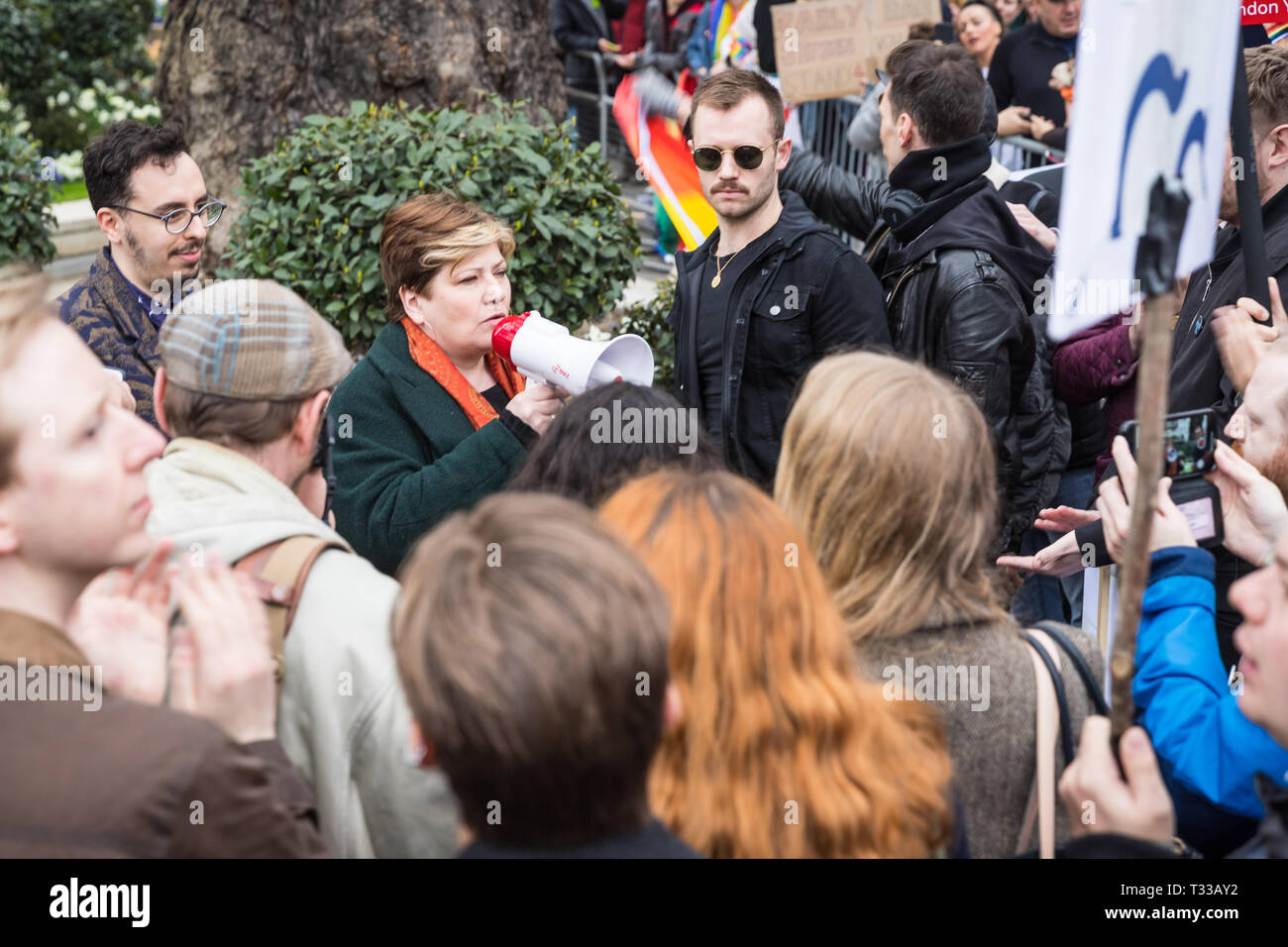 Emily Thornberry, Shadow Secrétaire aux affaires étrangères, s'exprimant lors de la manifestation devant l'hôtel Dorchester à Londres contre les nouvelles lois anti-gay de Brunei Banque D'Images
