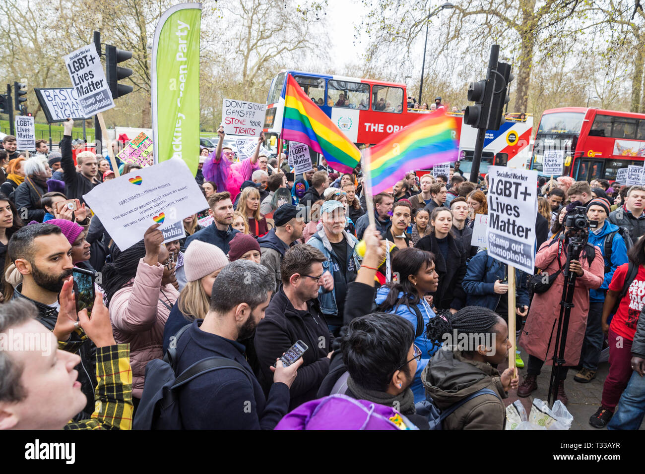 Manifestation devant l'hôtel Dorchester à Londres contre les nouvelles lois anti-gay Brunei - 6 Apr 2019 Banque D'Images