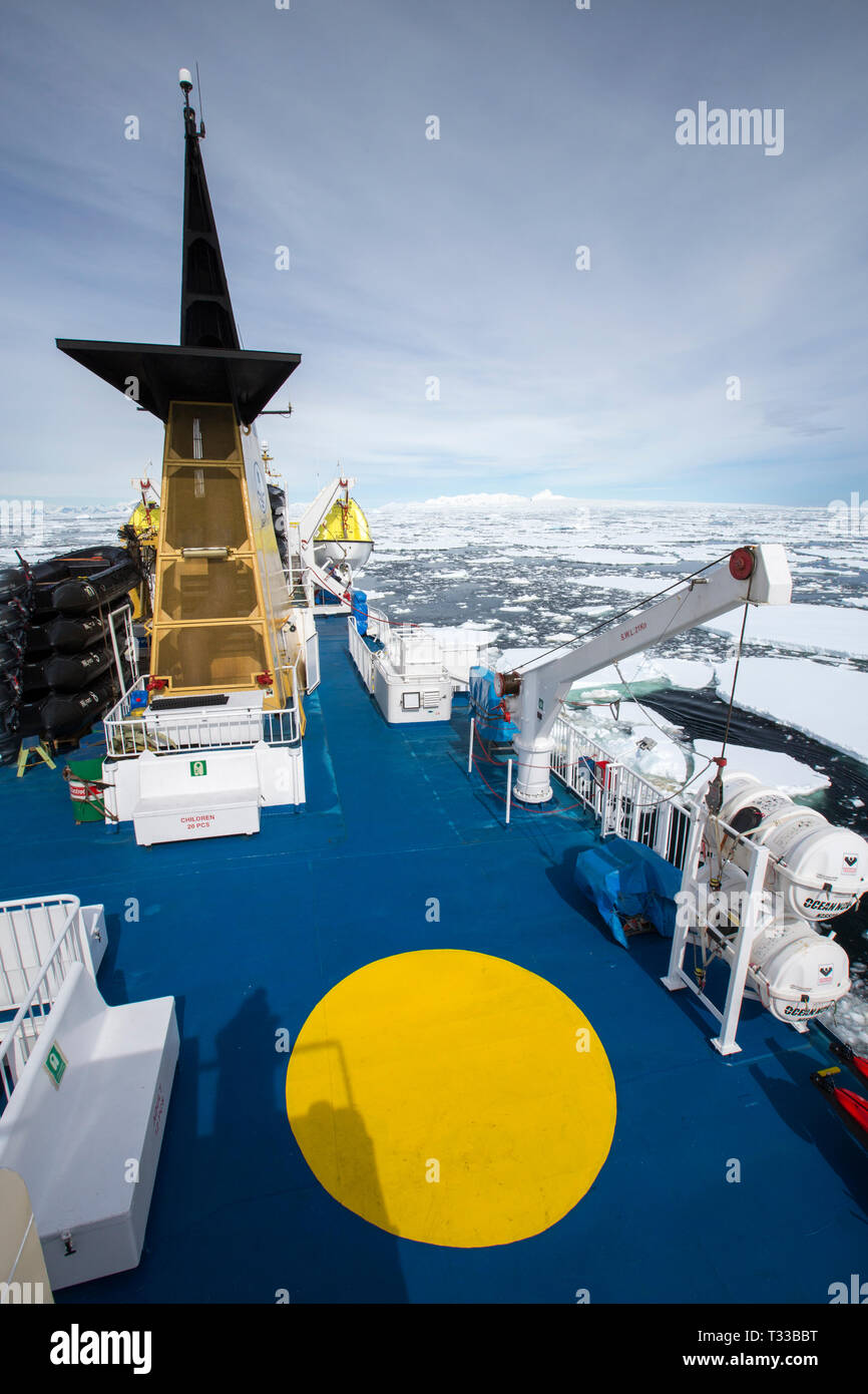 Un navire de croisière antarctique la glace renforcée grâce à pousser la glace près de Crystal Sound et les îles Bisoce sur elles pour les pupilles du Cercle Polaire, Ant Banque D'Images