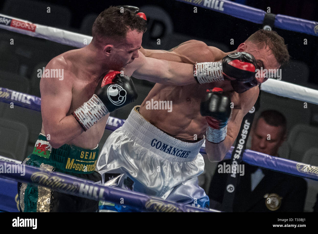 Sean McGoldrick vs Sean Cairns. McGoldrick gagne le poids coq lutte 59-56 sur les points à l'Arène de cuivre fort. Banque D'Images