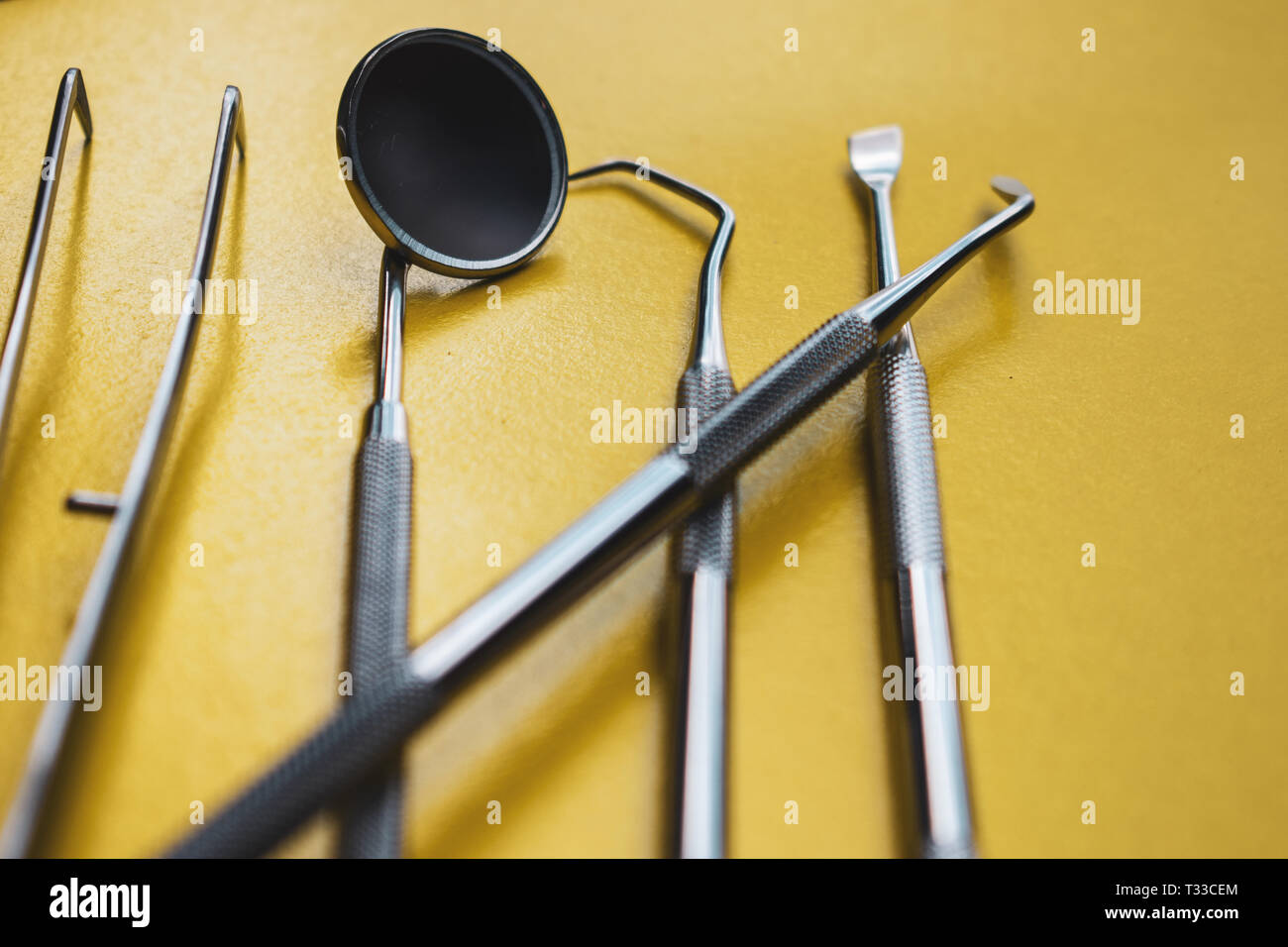 Close-up des instruments dentaires sur un fond jaune. Prévention des maladies de la bouche. Banque D'Images