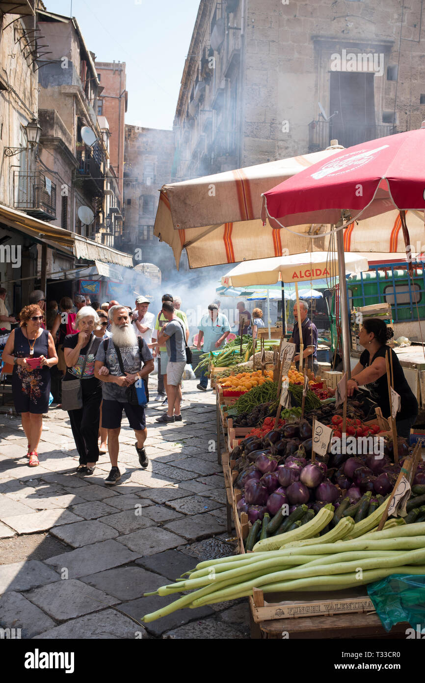 Les étals du marché, marchands et clients au célèbre marché de rue Ballero pour les légumes et autres aliments frais à Palerme, Sicile, Italie Banque D'Images