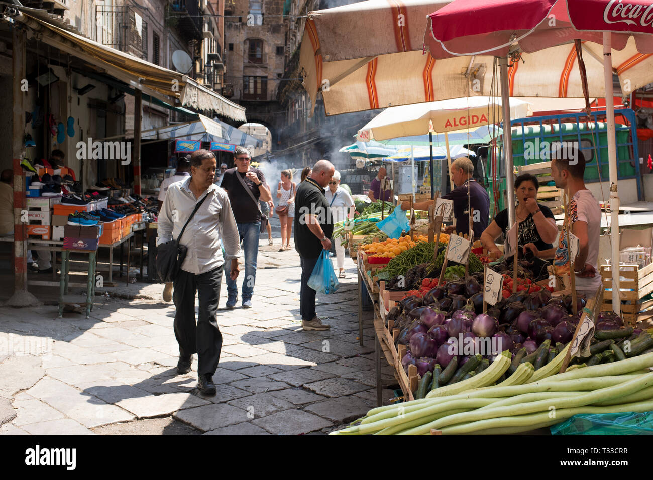 Les étals du marché, marchands et clients au célèbre marché de rue Ballero pour les légumes et autres aliments frais à Palerme, Sicile, Italie Banque D'Images