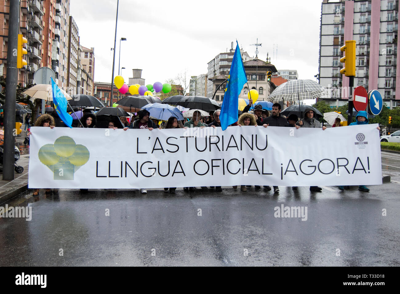 Manifestación por la oficialidad de la lengua asturiana en Gijón, les Asturies. Banque D'Images