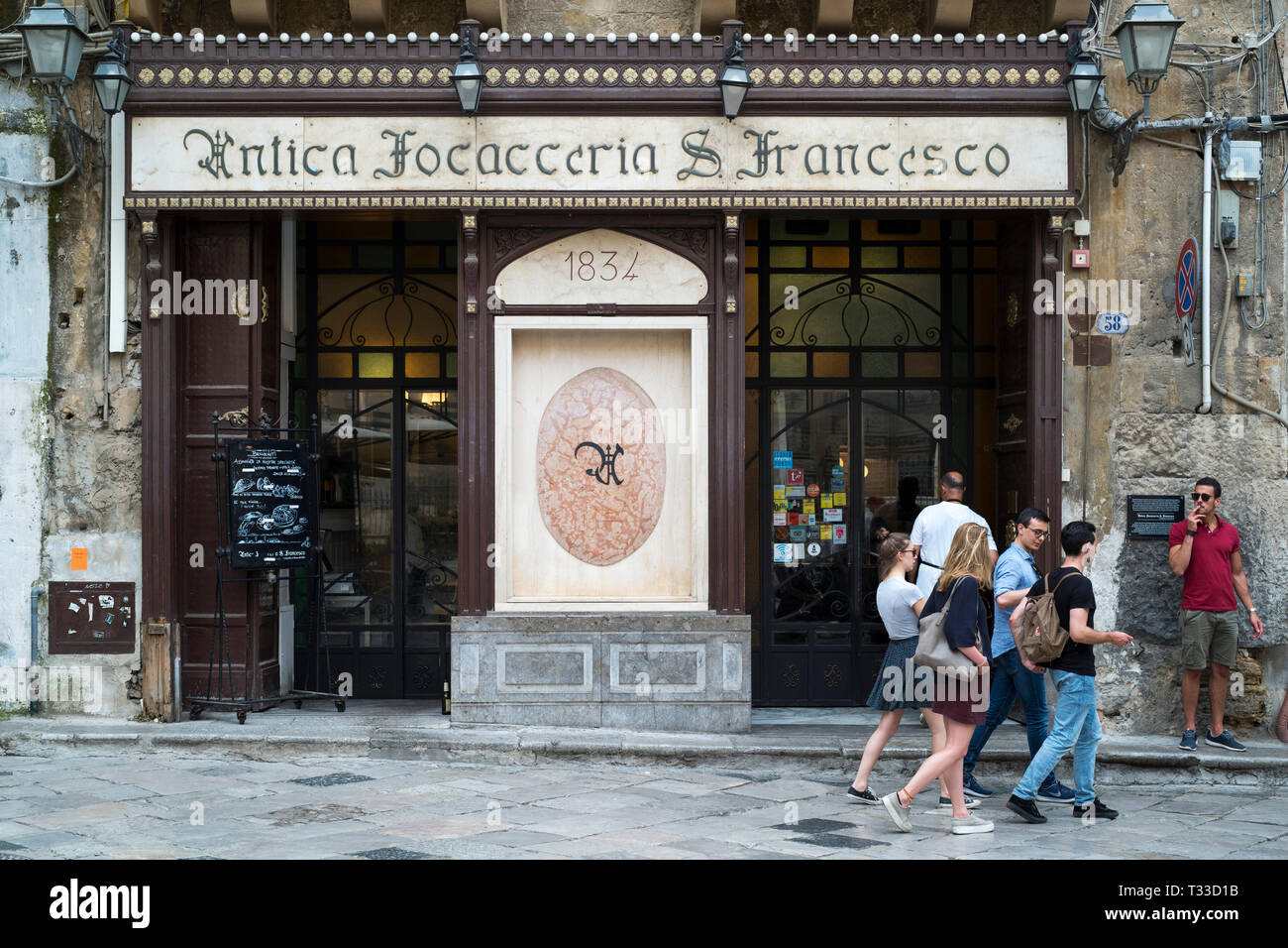 19e siècle célèbre café restaurant L'Antica Focaccia San Francesco qui sert une cuisine traditionnelle sicilienne à Palerme, Sicile, Italie Banque D'Images