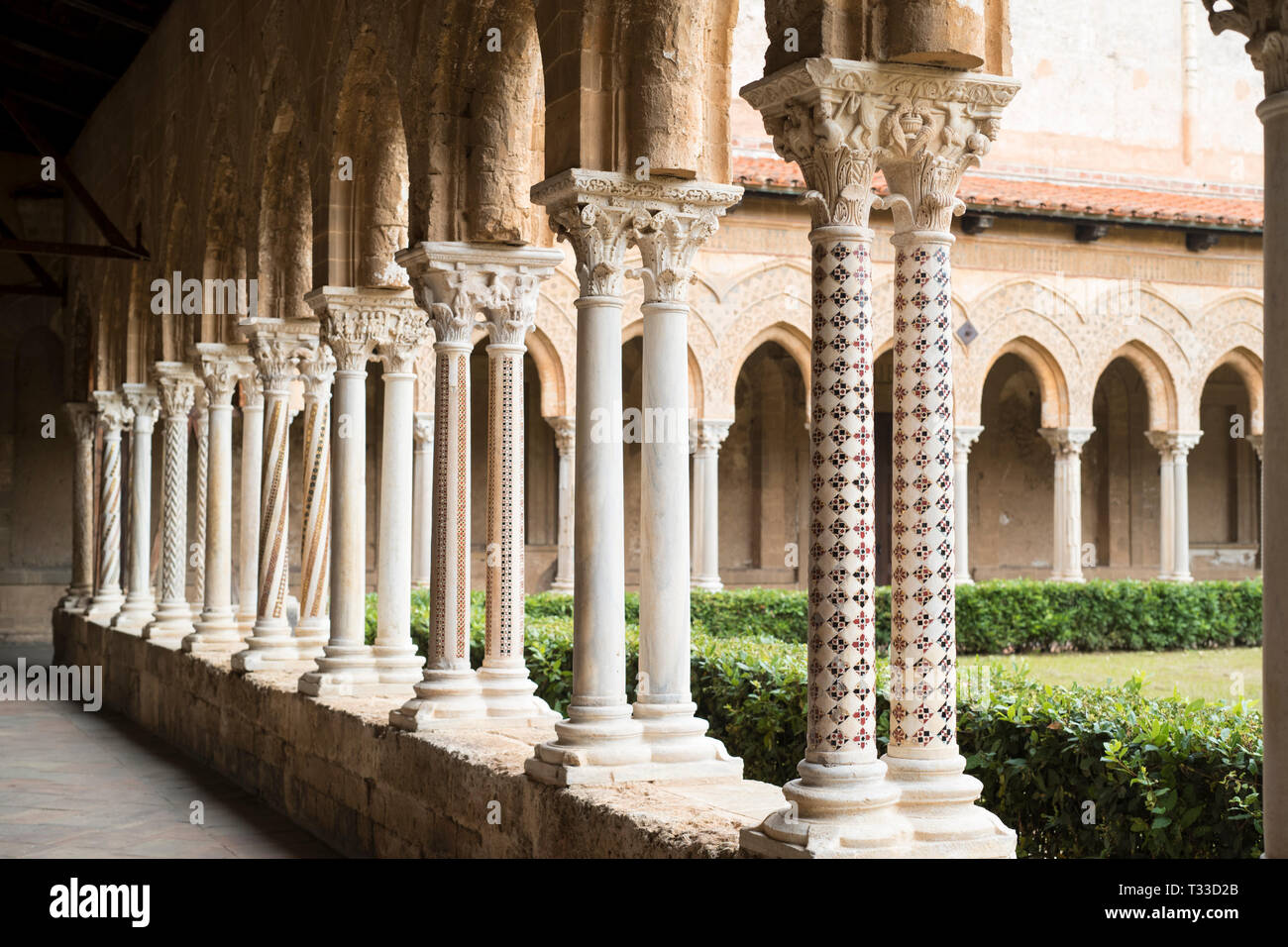 Les colonnes des cloîtres et des mosaïques de cathedral Basilica Cattedrale Parrocchia Santa Maria Nuova à Monreale, Sicile Banque D'Images