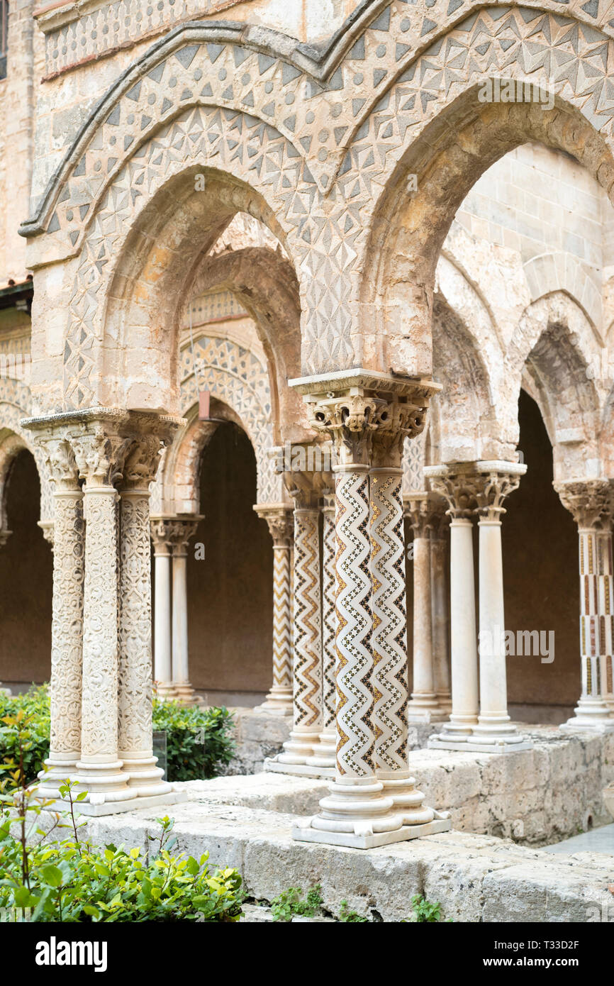Les colonnes des cloîtres et des mosaïques de cathedral Basilica Cattedrale Parrocchia Santa Maria Nuova à Monreale, Sicile Banque D'Images