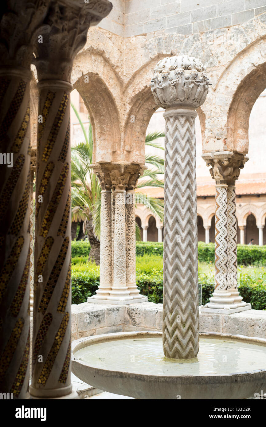 Les colonnes des cloîtres et des mosaïques de cathedral Basilica Cattedrale Parrocchia Santa Maria Nuova à Monreale, Sicile Banque D'Images
