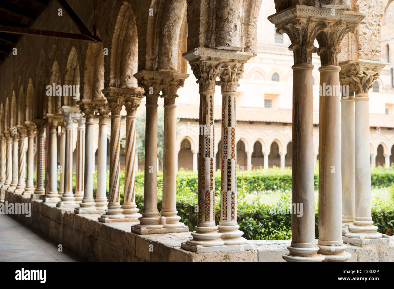 Les colonnes des cloîtres et des mosaïques de cathedral Basilica Cattedrale Parrocchia Santa Maria Nuova à Monreale, Sicile Banque D'Images