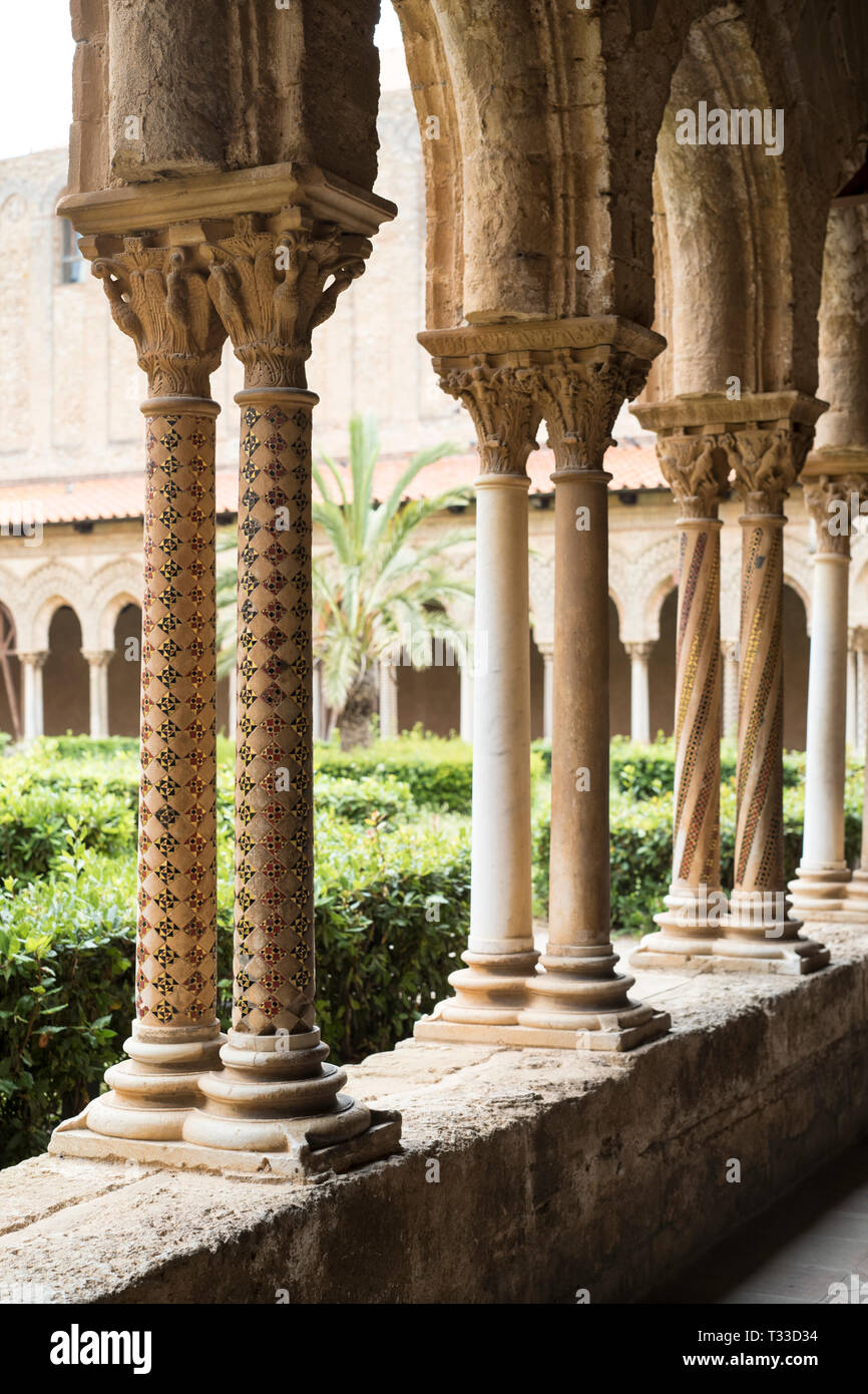 Les colonnes des cloîtres et des mosaïques de cathedral Basilica Cattedrale Parrocchia Santa Maria Nuova à Monreale, Sicile Banque D'Images