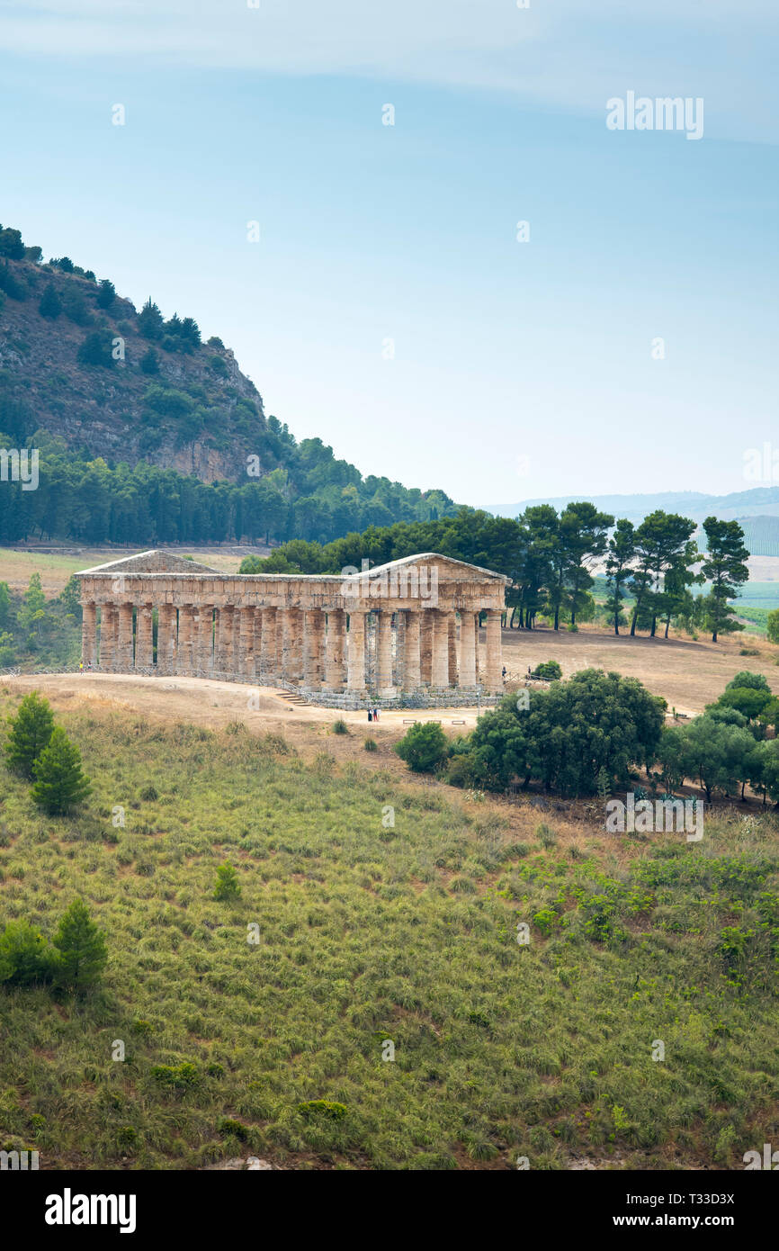 Les touristes visitant les anciennes ruines du temple dorique de Ségeste en pierre dans le paysage, Sicile, Italie Banque D'Images