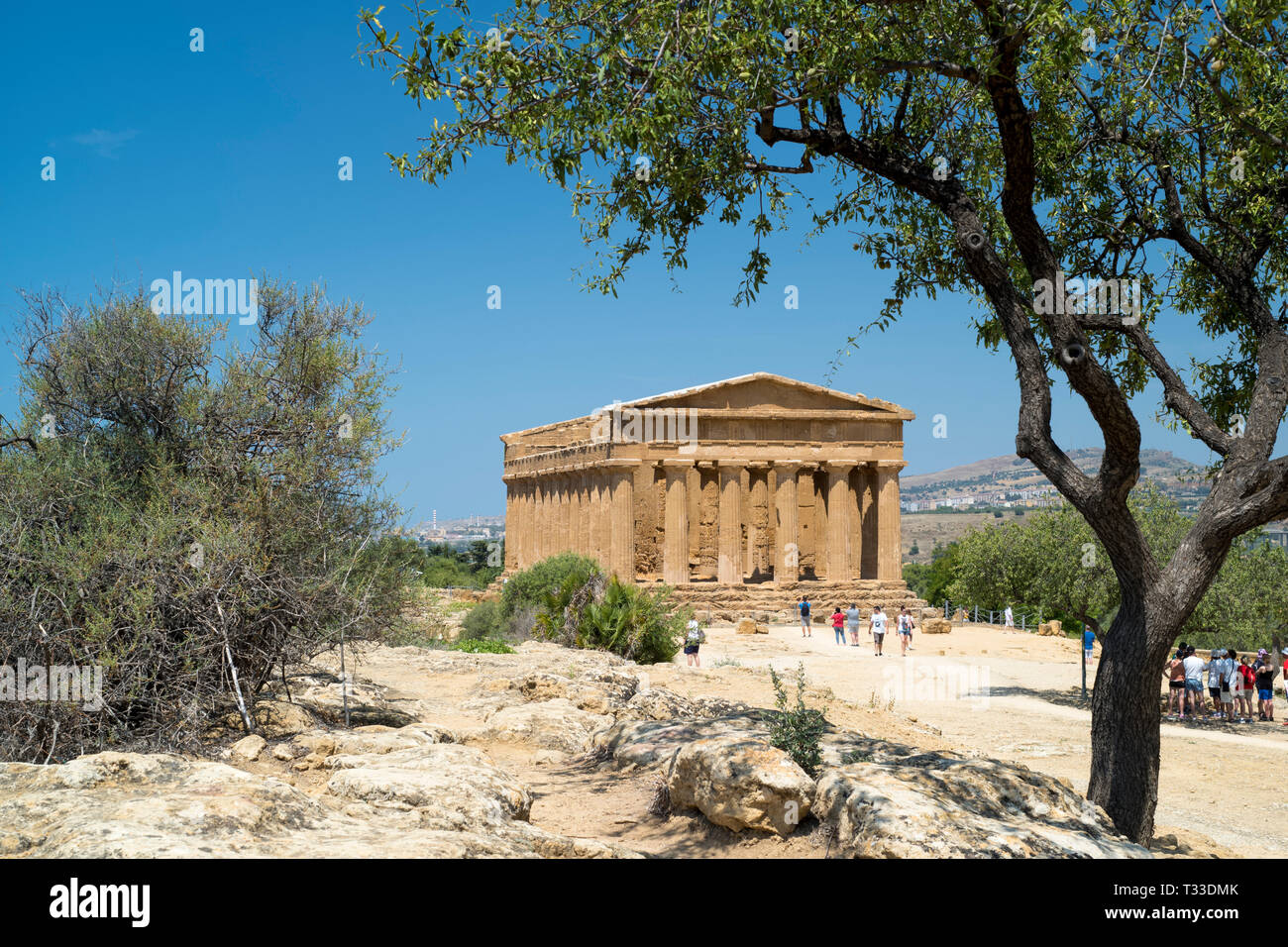 Les touristes à visiter Temple de Concord (Concordia) dans la Vallée des Temples, Agrigente, Sicile, Italie Banque D'Images