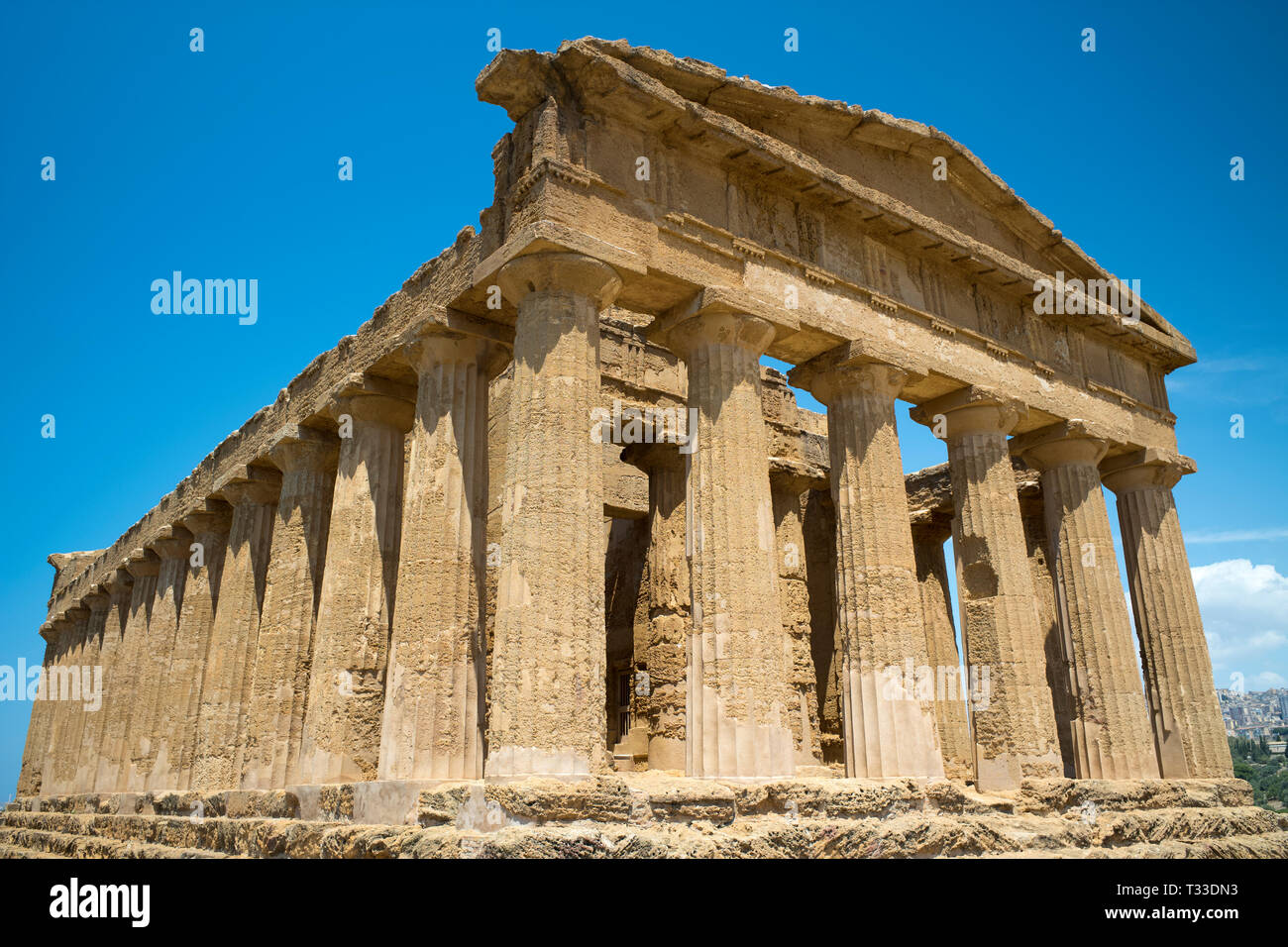 Temple de Concord (Concordia) low angle view des colonnes, dans la Vallée des Temples, Agrigente, Sicile, Italie Banque D'Images
