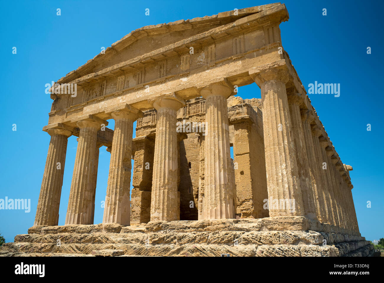 Temple de Concord (Concordia) low angle view des colonnes, dans la Vallée des Temples, Agrigente, Sicile, Italie Banque D'Images