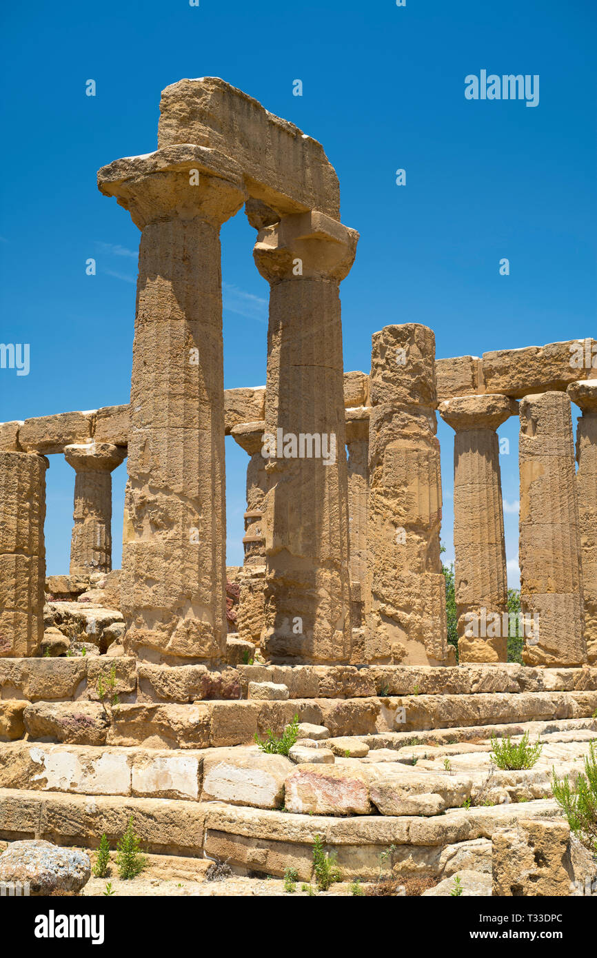 Colonnes en pierre de style dorique le Temple de Junon (Héra ) dans la Vallée des Temples, Agrigente, Sicile, Italie Banque D'Images
