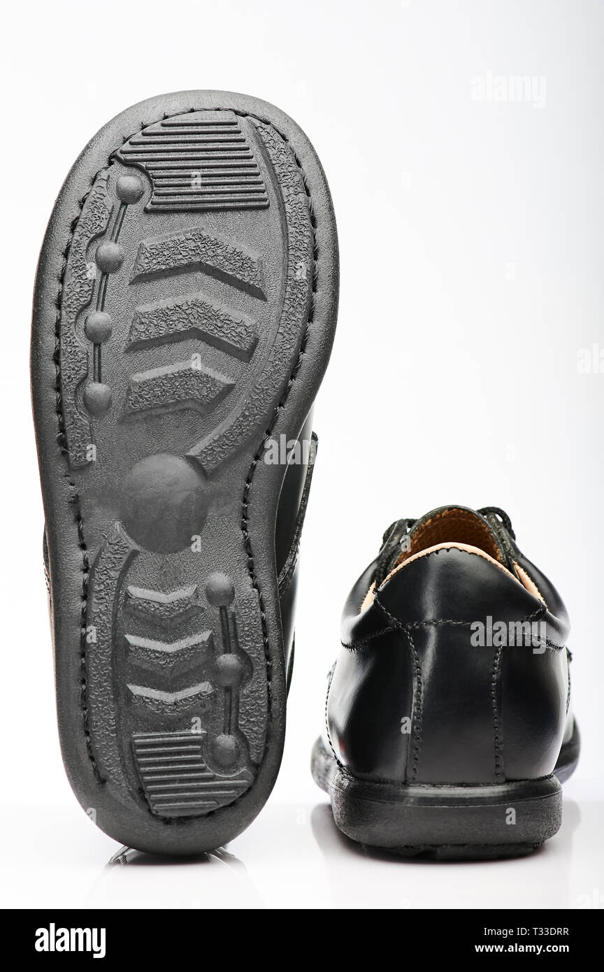 En arrière et semelle de chaussures noires isolé sur fond blanc Banque D'Images