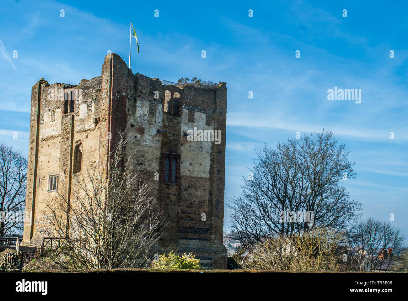 Château médiéval au sommet d'une colline à Guildford Surrey. Vu ici une claire summers day battant pavillon pour l'arrondissement de Guildford. Banque D'Images