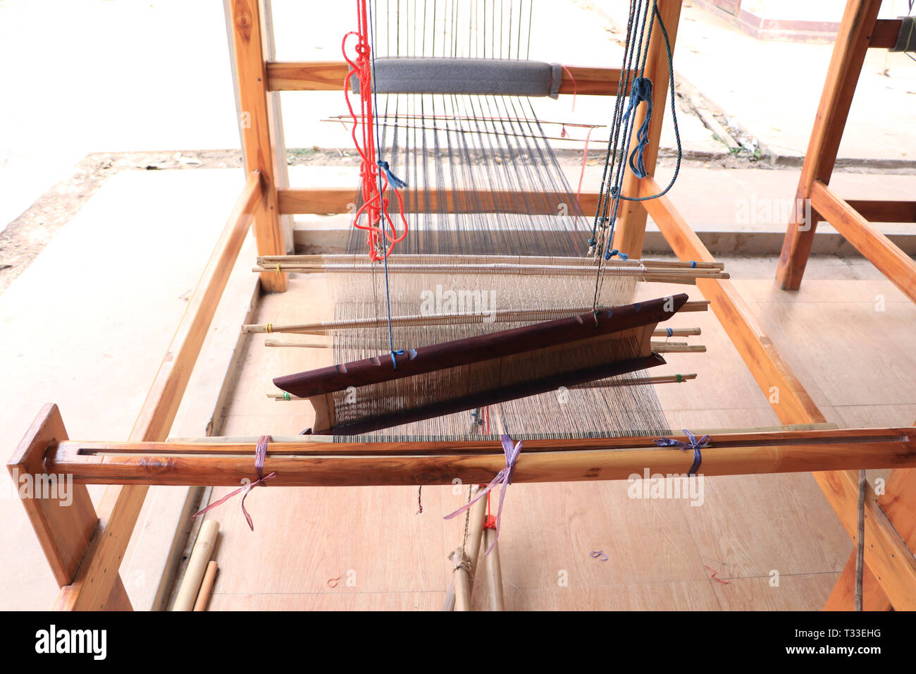 Métier à tisser en bois et le tissage du textile à l'artisanat traditionnel - navette concept de préservation Banque D'Images